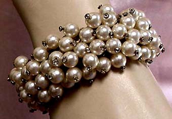 a beautiful vintage costume jewelry bracelet unsigned