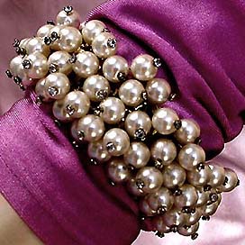 a beautiful vintage costume jewelry bracelet unsigned