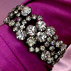 a beautiful vintage costume jewelry bracelet unsigned