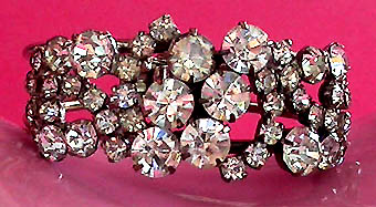 a beautiful vintage costume jewelry bracelet unsigned
