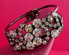 a beautiful vintage costume jewelry bracelet unsigned