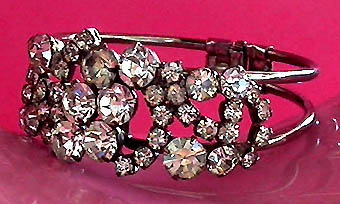 a beautiful vintage costume jewelry bracelet unsigned