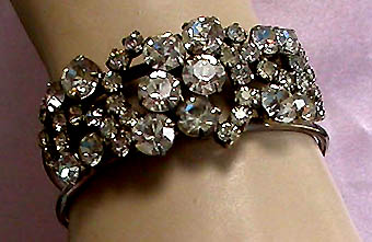 a beautiful vintage costume jewelry bracelet unsigned
