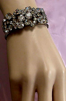 a beautiful vintage costume jewelry bracelet unsigned