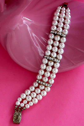 a beautiful vintage costume jewelry bracelet unsigned