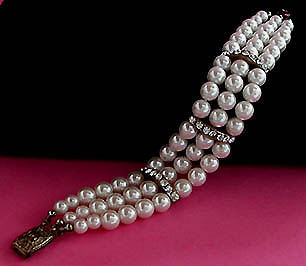 a beautiful vintage costume jewelry bracelet unsigned