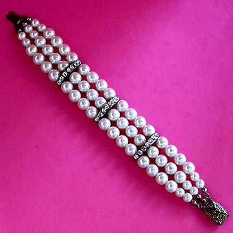 a beautiful vintage costume jewelry bracelet unsigned