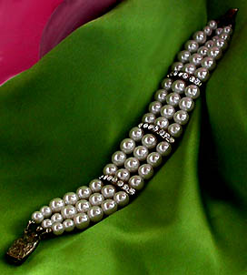 a beautiful vintage costume jewelry bracelet unsigned