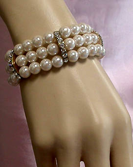 a beautiful vintage costume jewelry bracelet unsigned