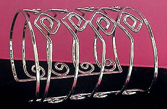 a beautiful vintage costume jewelry bracelet unsigned