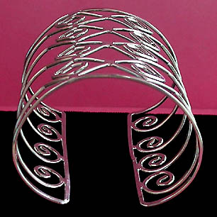 a beautiful vintage costume jewelry bracelet unsigned
