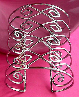 a beautiful vintage costume jewelry bracelet unsigned