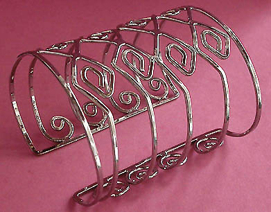 a beautiful vintage costume jewelry bracelet unsigned