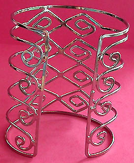 a beautiful vintage costume jewelry bracelet unsigned