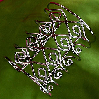 a beautiful vintage costume jewelry bracelet unsigned