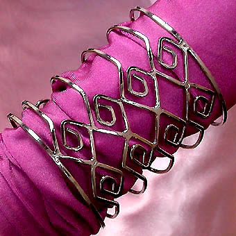 a beautiful vintage costume jewelry bracelet unsigned
