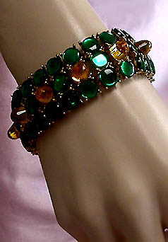 a beautiful vintage costume jewelry bracelet unsigned