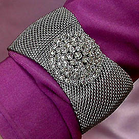 a beautiful vintage costume jewelry bracelet unsigned