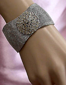 a beautiful vintage costume jewelry bracelet unsigned