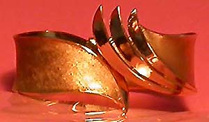 a beautiful vintage costume jewelry Crown Trifari vintage bracelet