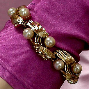 a beautiful vintage costume jewelry bracelet unsigned