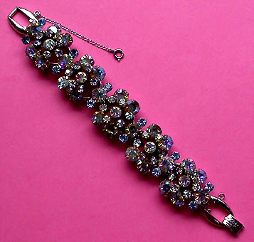 a beautiful vintage costume jewelry bracelet unsigned