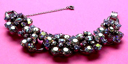 a beautiful vintage costume jewelry bracelet unsigned