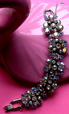 a beautiful vintage costume jewelry bracelet unsigned