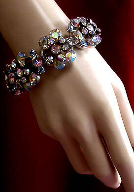 a beautiful vintage costume jewelry bracelet unsigned