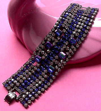 a beautiful vintage costume jewelry bracelet unsigned