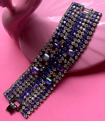 a beautiful vintage costume jewelry bracelet unsigned
