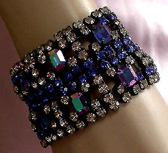 a beautiful vintage costume jewelry bracelet unsigned