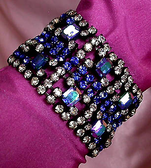 a beautiful vintage costume jewelry bracelet unsigned