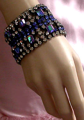 a beautiful vintage costume jewelry bracelet unsigned