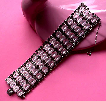 a beautiful vintage costume jewelry bracelet unsigned