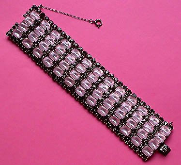 a beautiful vintage costume jewelry bracelet unsigned