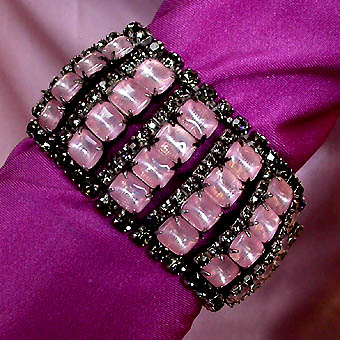 a beautiful vintage costume jewelry bracelet unsigned