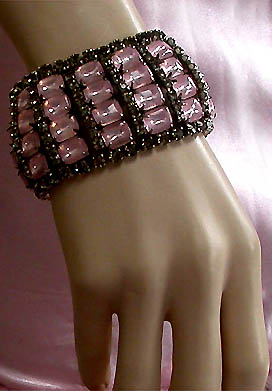 a beautiful vintage costume jewelry bracelet unsigned