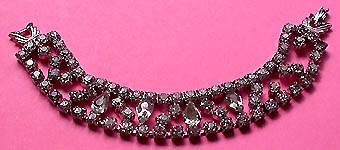 a beautiful vintage costume jewelry bracelet unsigned