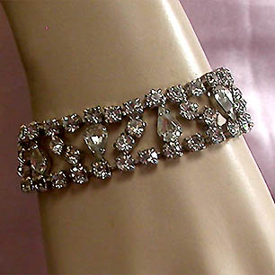 a beautiful vintage costume jewelry bracelet unsigned