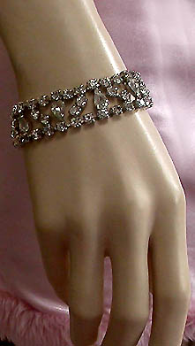 a beautiful vintage costume jewelry bracelet unsigned