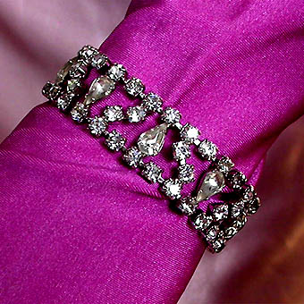 a beautiful vintage costume jewelry bracelet unsigned