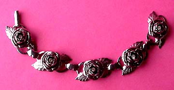 a beautiful vintage costume jewelry bracelet unsigned