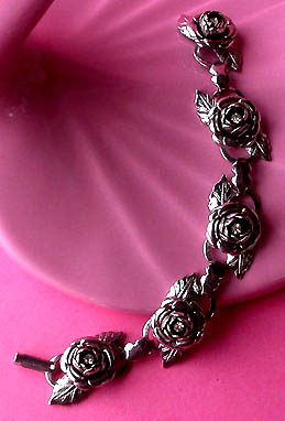 a beautiful vintage costume jewelry bracelet unsigned