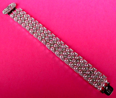 a beautiful vintage costume jewelry bracelet unsigned