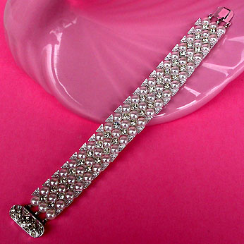 a beautiful vintage costume jewelry bracelet unsigned