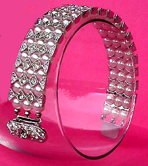 a beautiful vintage costume jewelry bracelet unsigned