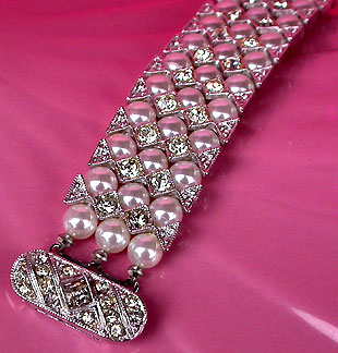a beautiful vintage costume jewelry bracelet unsigned