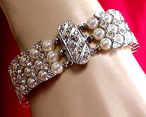 a beautiful vintage costume jewelry bracelet unsigned