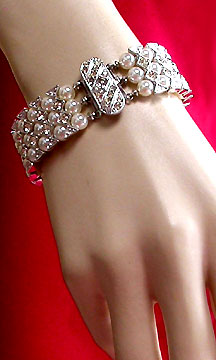 a beautiful vintage costume jewelry bracelet unsigned